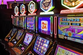 Pengguna membaca promosi yok4d lewat ponsel pribadi